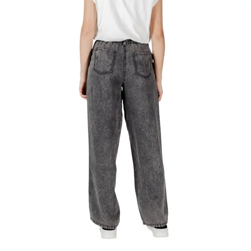 Vue arrière de Only jean en denim gris à jambes larges avec texture délavée et usée