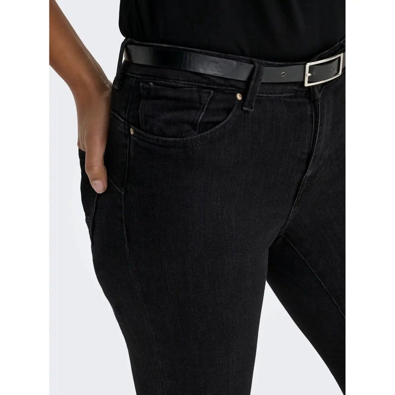 Only Jean noir en coton biologique pour femme, coupe ajustée élégante et détails délavés subtils
