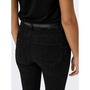 Only Jean slim en coton bio noir pour femme, vu de dos, avec un léger délavage sur les poches arrière.