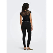 Bordé de dentelle noire top avec un motif festonné et des manches courtes associées à only Jean noir en coton bio pour femme