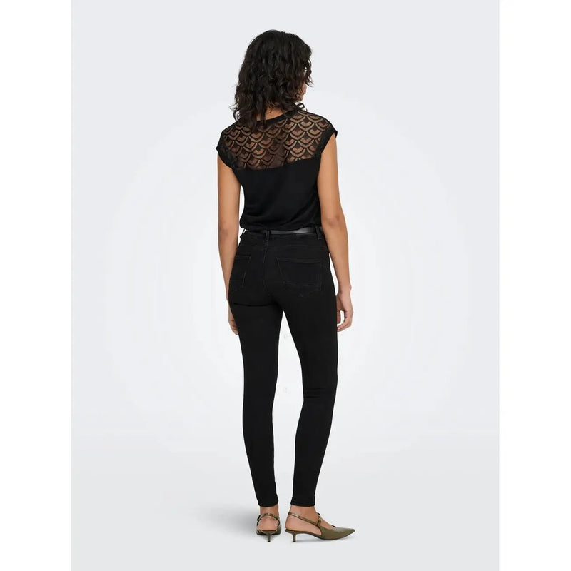 Bordé de dentelle noire top avec un motif festonné et des manches courtes associées à only Jean noir en coton bio pour femme