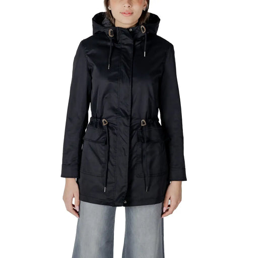 Only Blazer long noir en polyester pour femme, style imperméable à capuche, confectionné dans un tissu élégant et résistant à l'eau et doté de cordons de serrage métalliques.