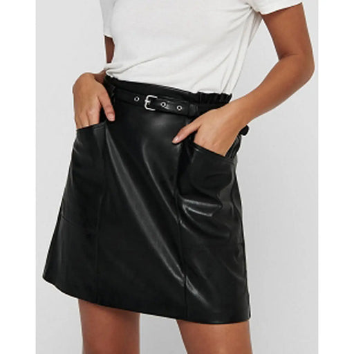 Mini-jupe noire en similicuir avec ceinture assortie et poches latérales par Only Vêtements idéaux pour femmes en automne-hiver