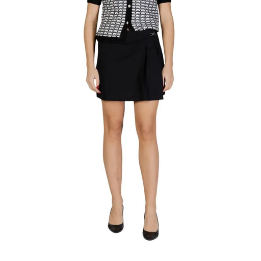 Only Mini-jupe plissée noire en polyester pour femme, fermeture éclair, coupe cintrée