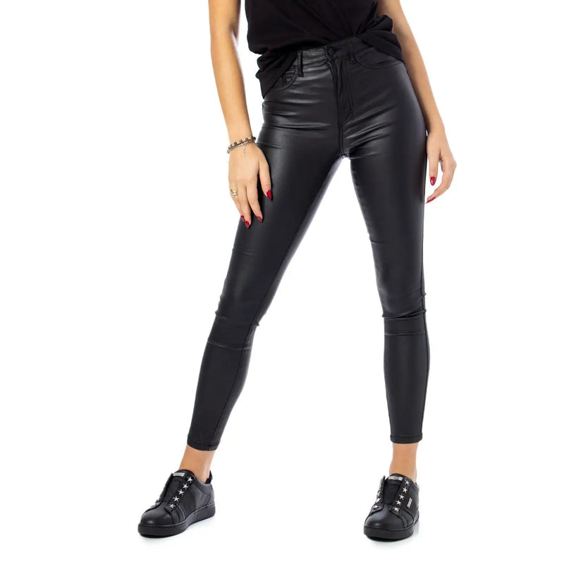 Only Jean skinny taille haute en similicuir noir pour femme, finition brillante et détails de surpiqûres discrets.