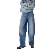 Only Jean bleu baril pour femme, en denim de coton à jambes larges, délavage moyen bleu avec un effet délavé subtil et des coutures classiques