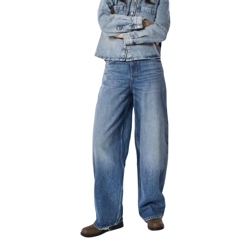 Only Jean bleu baril pour femme, en denim de coton à jambes larges, délavage moyen bleu avec un effet délavé subtil et des coutures classiques