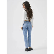 Only Jean bleu en coton pour femme, coupe droite, vu de dos, délavé clair, taille haute, jambes droites et passants de ceinture en cuir marron