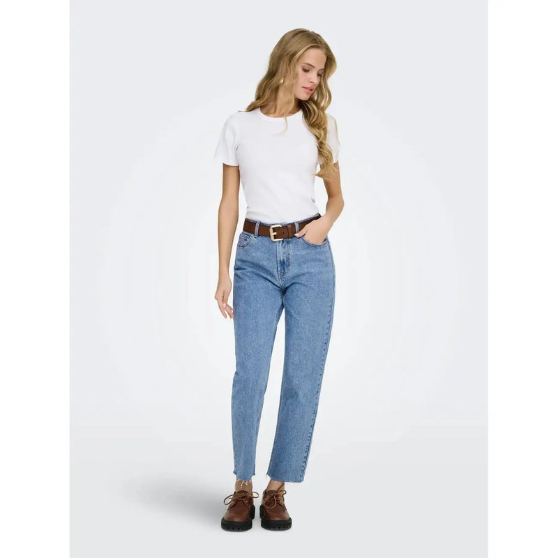 Only Jean bleu en coton pour femme, coupe classique, denim délavé clair, jambes droites et ourlets effilochés, à porter avec une ceinture marron.