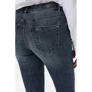 Only Jean en denim bleu pour femme, coupe slim, délavage foncé subtil, étiquette de marque à la taille, en mélange de coton.