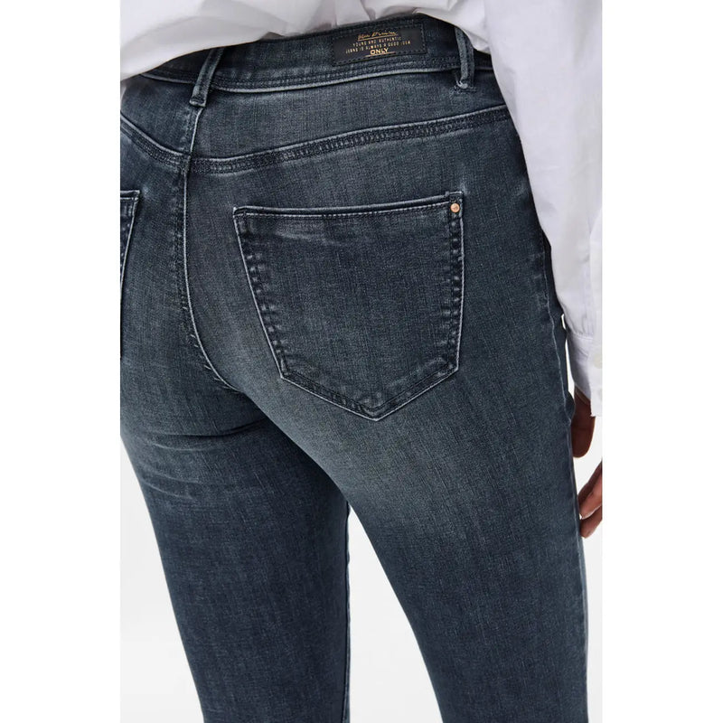 Only Jean en denim bleu pour femme, coupe slim, délavage foncé subtil, étiquette de marque à la taille, en mélange de coton.
