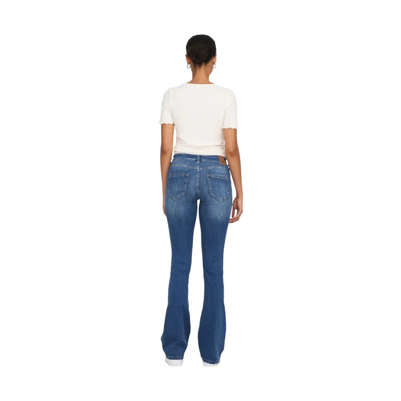 Only Jean en denim bleu pour femme, mélange de coton, avec une coupe classique à cinq poches et un délavage subtil.