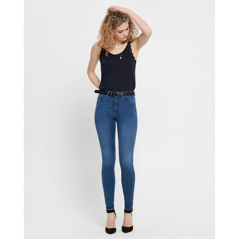 Jean en denim bleu taille haute coupe slim avec ceinture noire, confectionné en mélange de coton par Only Femmes