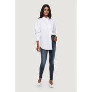 Chemise blanche oversize à manches longues et col classique, portée avec only Jean bleu en denim pour femme, mélange de coton