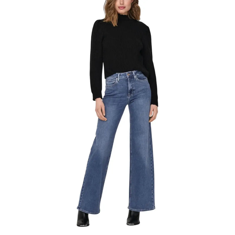 Jean évasé taille haute en denim bleu pour femme, confectionné en coton stretch et mettant en valeur l'arrière du produit.