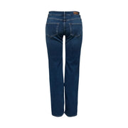 Jean droit bleu foncé en coton pour femme, avec une étiquette de marque en cuir marron à la taille.