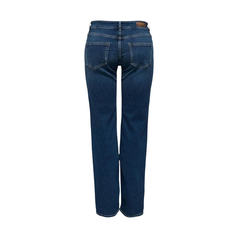 Jean droit bleu foncé en coton pour femme, avec une étiquette de marque en cuir marron à la taille.