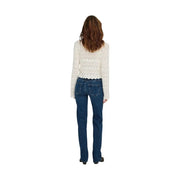 Une femme portant only Jean bleu mi-long droit pour femme, en denim de coton, associé à une dentelle au crochet crème top