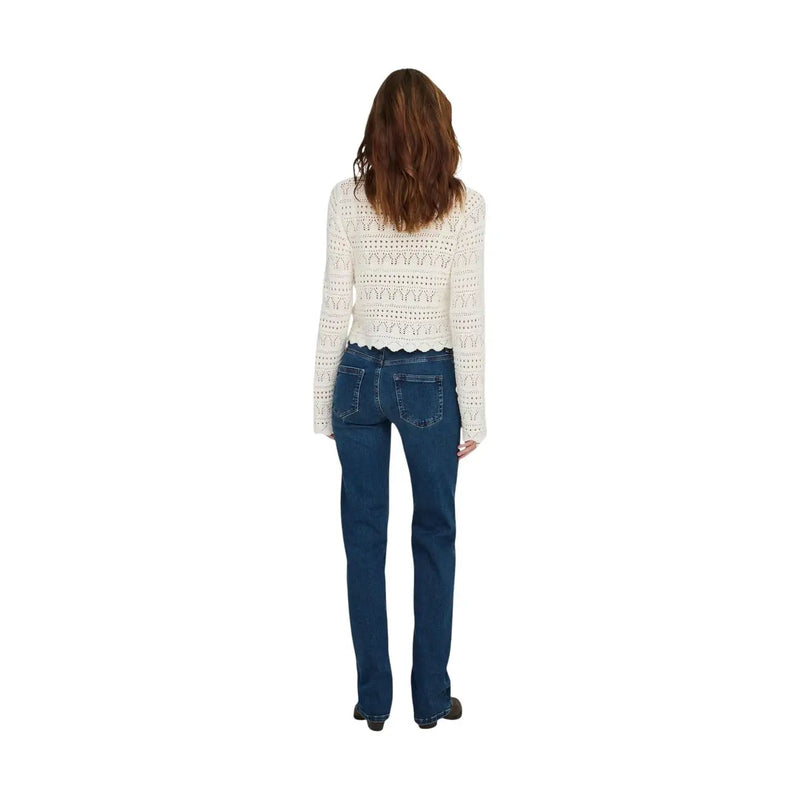 Une femme portant only Jean bleu mi-long droit pour femme, en denim de coton, associé à une dentelle au crochet crème top