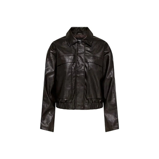 Blouson aviateur noir en similicuir avec fermeture éclair au col et deux poches poitrine, un vêtement d'extérieur classique pour femme