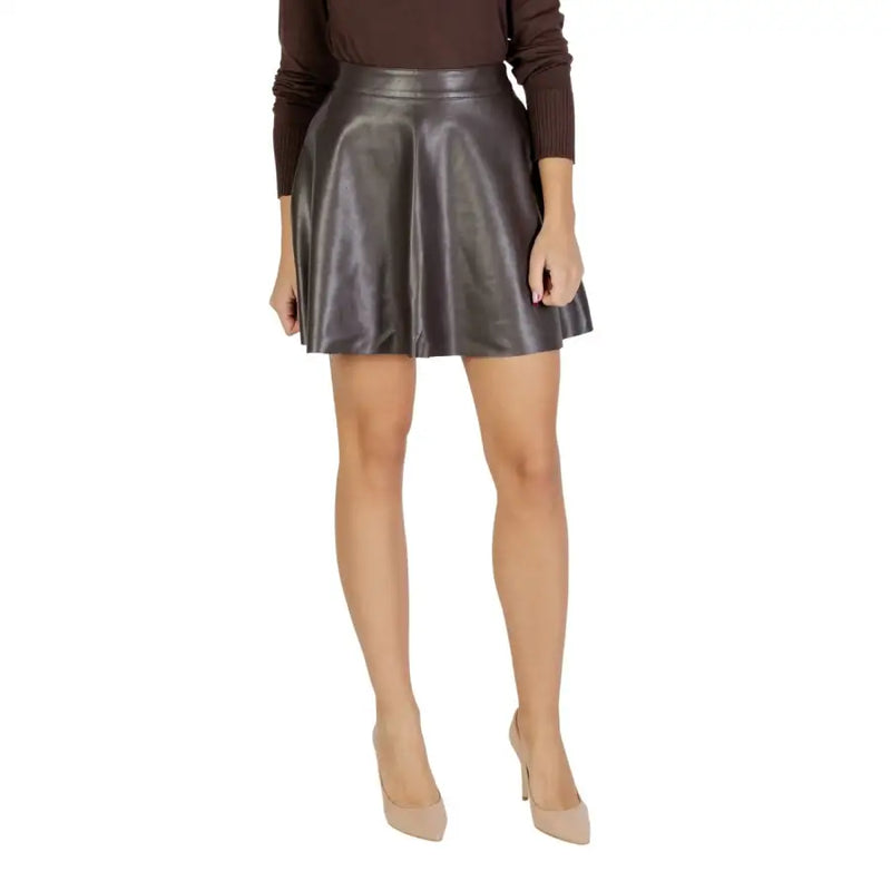 Mini-jupe élégante taille haute en similicuir gris anthracite, vue de dos