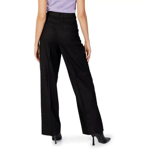 Pantalon noir taille haute à jambes larges, coupe ajustée et plis, en mélange de viscose par Only Femmes