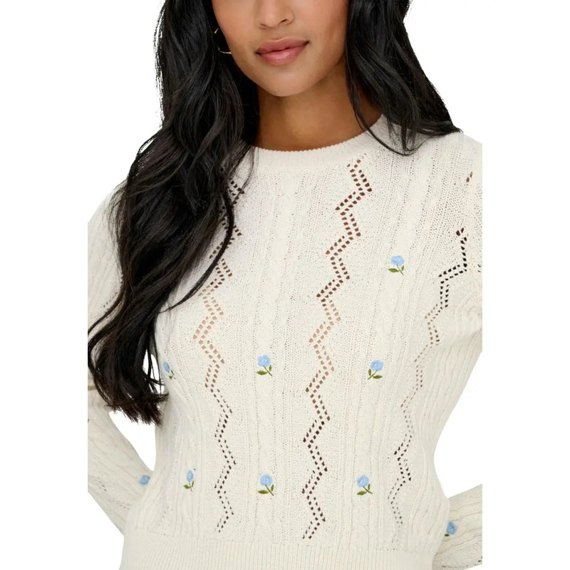 Only Pull en maille de coton mélangé pour femme, blanc, col rond, maille torsadée crème, broderie florale bleue et motif ajouré.