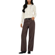 couleur crème only Ensemble en maille de coton mélangé pour femme, orné de motifs en dentelle en zigzag et de petits embellissements, porté avec un pantalon marron.
