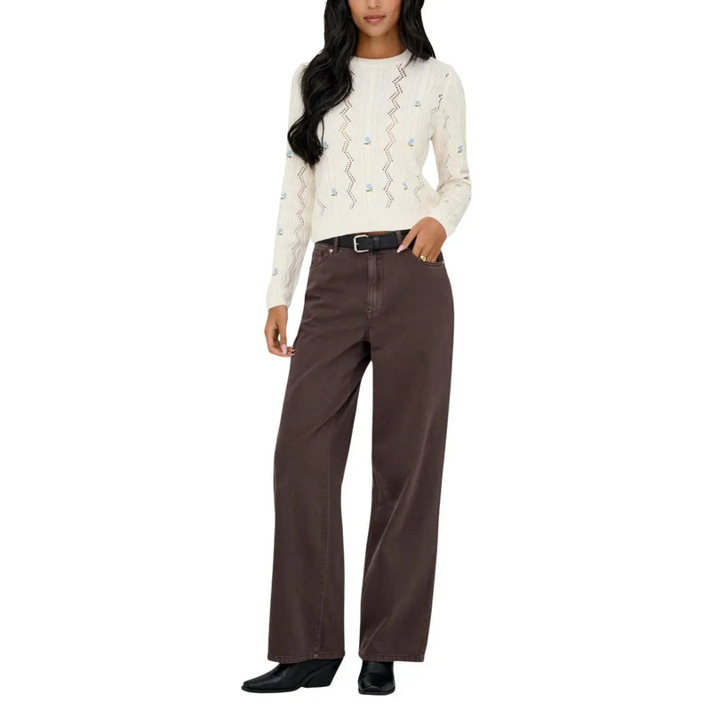 couleur crème only Ensemble en maille de coton mélangé pour femme, orné de motifs en dentelle en zigzag et de petits embellissements, porté avec un pantalon marron.