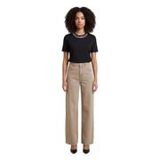 Jean beige en coton, taille haute, jambes larges, coupe classique cinq poches et détails de surpiqûres discrets, idéal pour le printemps et l'été.