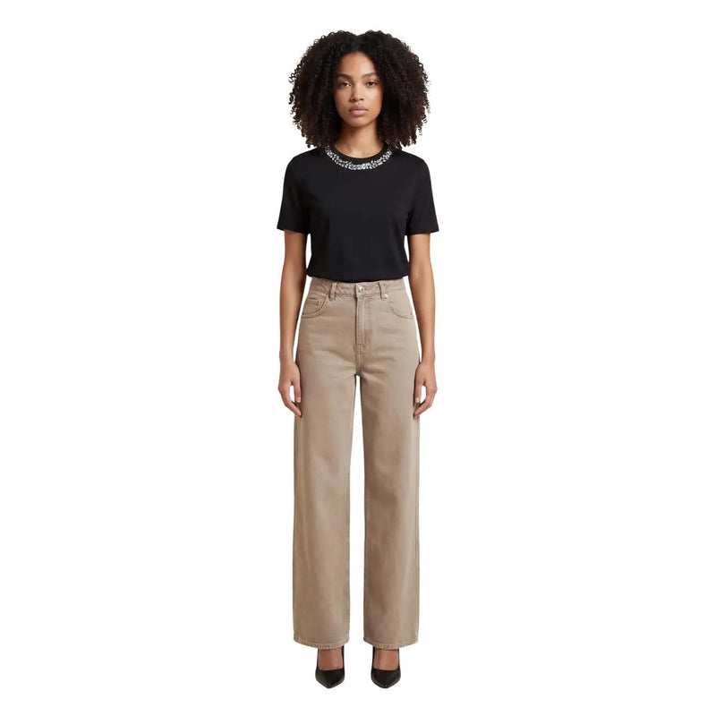 Jean beige en coton, taille haute, jambes larges, coupe classique cinq poches et détails de surpiqûres discrets, idéal pour le printemps et l'été.