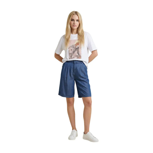 Short en jean bleu à plis sur le devant et ourlet droit, associé à only T-shirt beige en coton à col rond pour femme