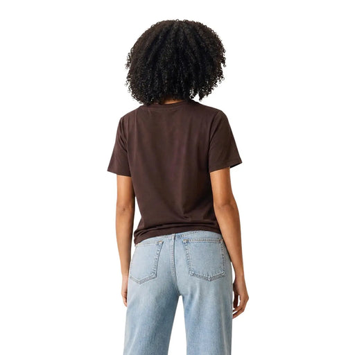 T-shirt en coton marron foncé à manches courtes pour femme, avec col rond et design simple.
