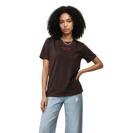 Brun only T-shirt femme en coton à manches courtes et col rond, orné d'une broderie rouge sur la poitrine.