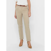 Pantalon chino beige en coton avec ceinture marron et ourlets roulés, coupe slim verte, fermeture éclair et bouton pour femme