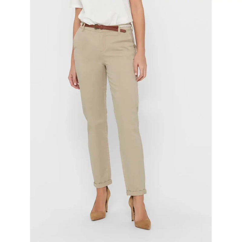 Pantalon chino beige en coton avec ceinture marron et ourlets roulés, coupe slim verte, fermeture éclair et bouton pour femme