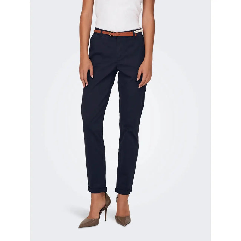 Pantalon en coton bleu marine à tailleur, ourlets retroussés et ceinture marron, coupe slim pour femme. Only