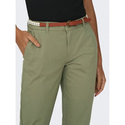 Pantalon chino slim en coton vert olive pour femme, avec une ceinture en cuir marron ornée d'une tresse blanche et d'une boucle dorée.