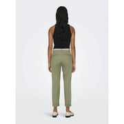 Pantalon slim fuselé en coton vert olive pour femme, orné d'une ceinture blanche décorative à la taille.