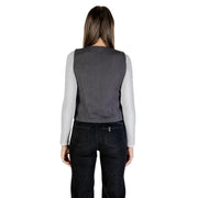 Only Gilet gris à col en V boutonné pour femme, en mélange de polyester, porté sur une chemise gris clair à manches longues (vue de face)