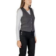 Only Gilet gris à col en V boutonné pour femme, mélange de polyester, avec une élégante coupe cintrée gris foncé et de subtiles surpiqûres verticales.