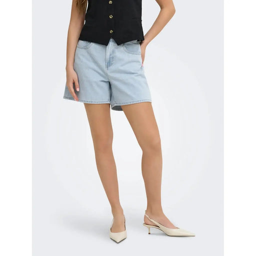 Only Short en jean bleu clair pour femme, mélange de coton, délavage clair, cinq poches et fermeture boutonnée