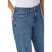 Only Jean bleu clair pour femme en mélange de coton, délavage moyen, coupe classique cinq poches et effet délavé subtil.