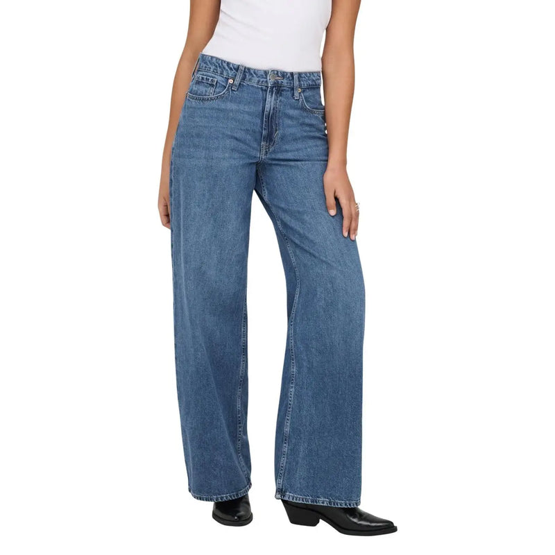 Only Jean bleu clair pour femme en mélange de coton, taille haute et coupe évasée.