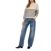 Pull couleur crème à rayures bleu marine et col zippé à mi-hauteur, associé à Only Jeans en coton bleu clair pour femmes