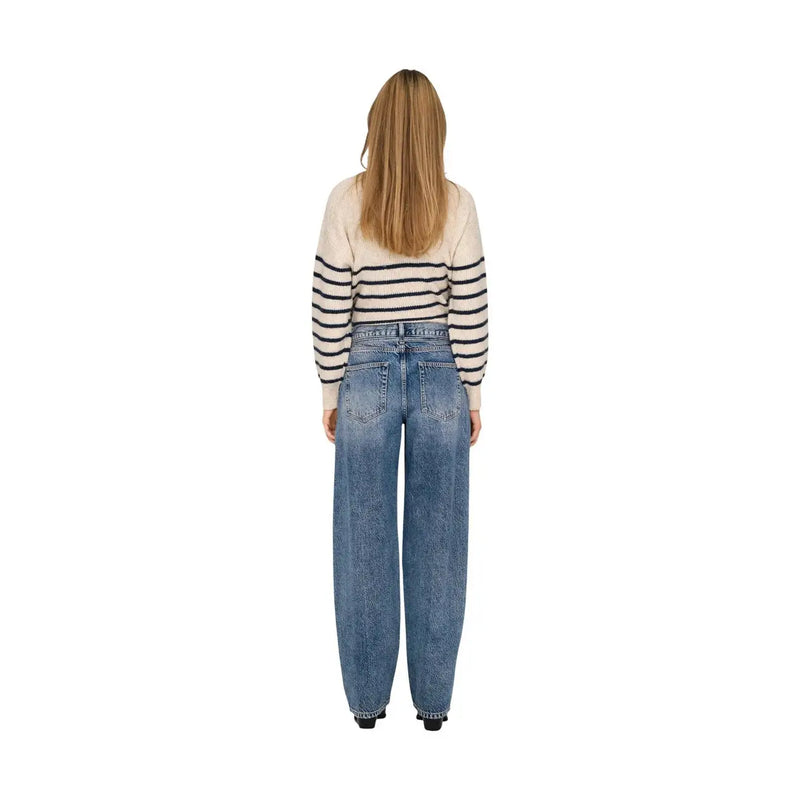 Jean en denim de coton bleu clair à jambes larges, taille haute et poches arrière classiques, vu de dos