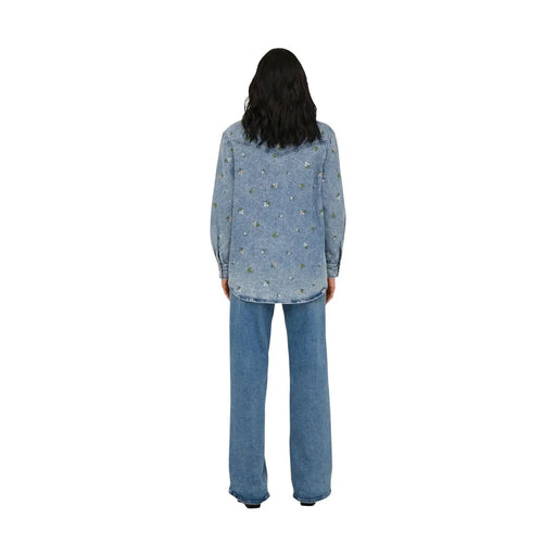 Vue arrière de only Chemise longue en denim bleu clair pour femme, en coton, ornée d'une discrète broderie florale au dos.