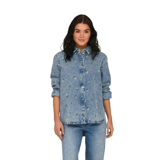Only Chemise longue pour femme en coton bleu clair à fleurs, ornée de délicates broderies florales vertes et blanches et fermée par boutons.