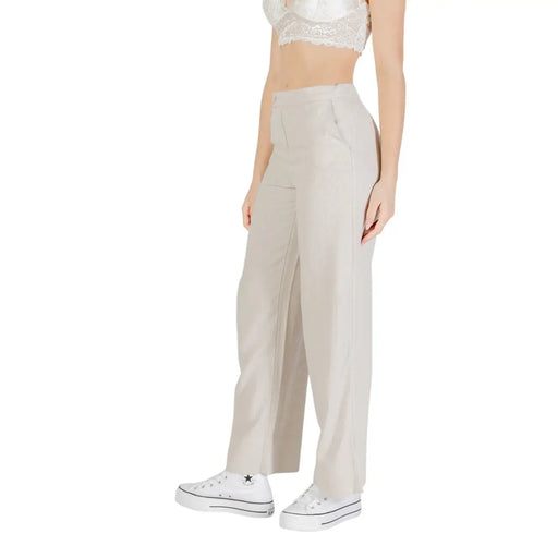 Pantalon beige en lin mélangé pour femme, taille haute, coupe droite et élégante, poches avant et arrière visibles.