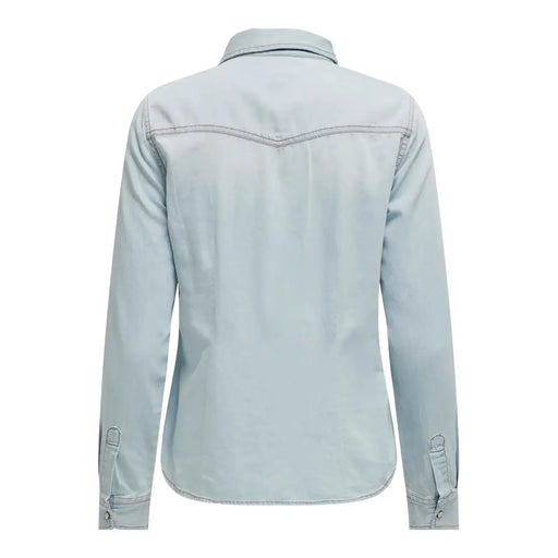 Chemise en denim de coton bleu clair pour femme, avec col classique et poignets boutonnés. Only article 15315185